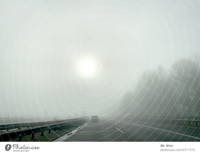 Morgennebel auf der Autobahn Nebel Verkehr Straße Ferien & Urlaub & Reisen PKW Verkehrswege Autofahren Nebelstimmung Sonne grau Morgenstimmung morgens trist