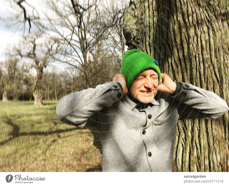 [Clown+Fun-Tour HH2022] Da hat einer den Hut auf. Herbst Mütze Unwohl Unwohlsein widerwille widerwillig Ablehnung Baum Park sonnig Gesicht grün grau warm