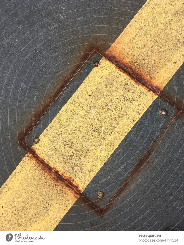 [Clown+Fun-Tour HH2022] Querdenker minimalistisch Markierung Asphalt Boden grau gelb Rechteck Schrauben Abdeckung Geheim Menschenleer Verkehrswege