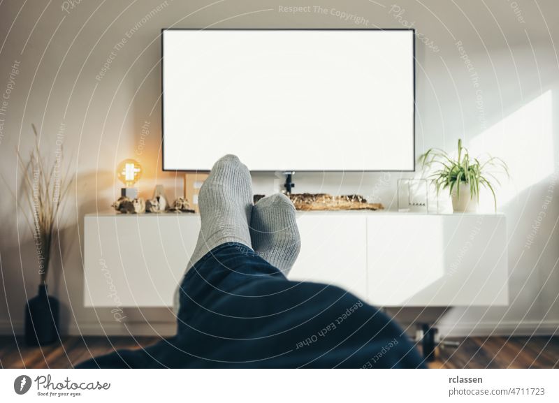 Mann, der in seinem Wohnzimmer fernsieht, Perspektive aus der Vogelperspektive. Vergnügen Schaltfläche Kanal Kontrolle Liege Zifferblatt dvd Filmmaterial