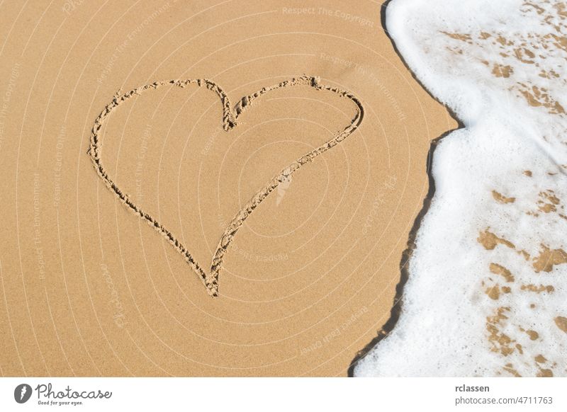 Herz auf dem Strand Sand mit Meer Schaum und Welle gezeichnet domburg Niederlande Zeeland holländisch Europa Sylt MEER Feiertage Gezeiten Wasser Küstenstreifen