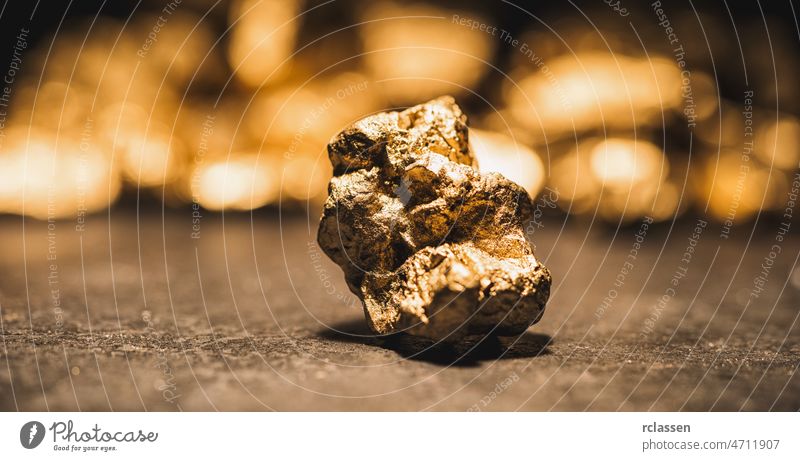 großes Goldnugget gold Bröckchen Mine Erz Nahaufnahme Finanzen Geld Mineral Schmuck golden Vermögen Aktion Zusicherung Hintergrund Unterstützung Gleichgewicht