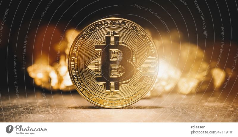 Kryptowährung Bitcoin und Goldhügel - Business-Konzeptbild bitcoin gold Bröckchen Bargeld Währung Hügel Mine Zahlung Stein Geld Metall Reichtum E-Business