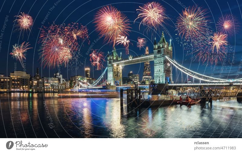 Neujahrsfeier in London an der Tower Bridge mit Feuerwerk, UK neu Jahr England Brücke Turm Großbritannien Themse frohes neues Jahr Gebäude Großstadt Zugbrücke