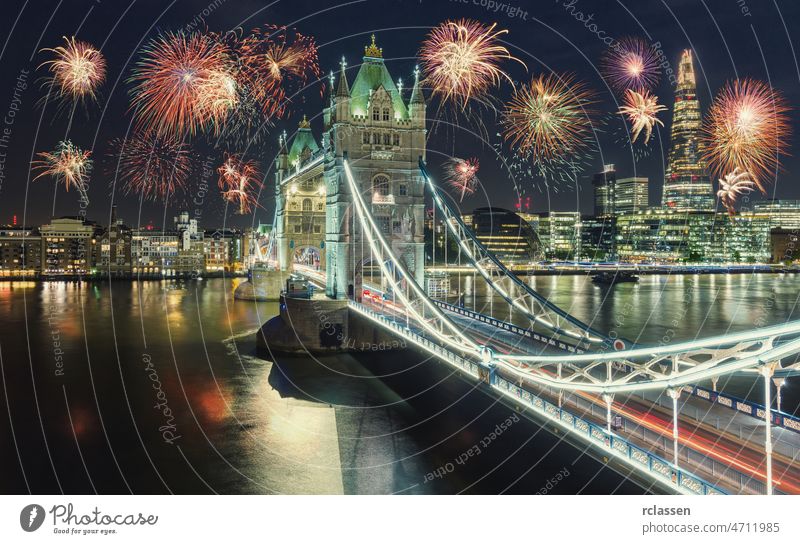 Neujahrsfeuerwerk in London an der Tower Bridge mit Feuerwerk, UK neu Jahr England Brücke Turm Großbritannien Themse frohes neues Jahr Gebäude Großstadt