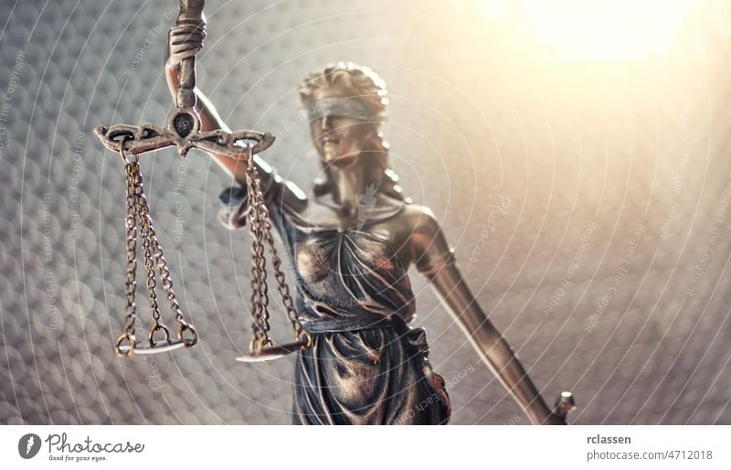Statue der Gerechtigkeit Symbol, juristisches Recht Konzept Bild Ermahnung Rechtsanwalt Gleichgewicht blind Buch Bronze Business Gericht Gerichtsgebäude
