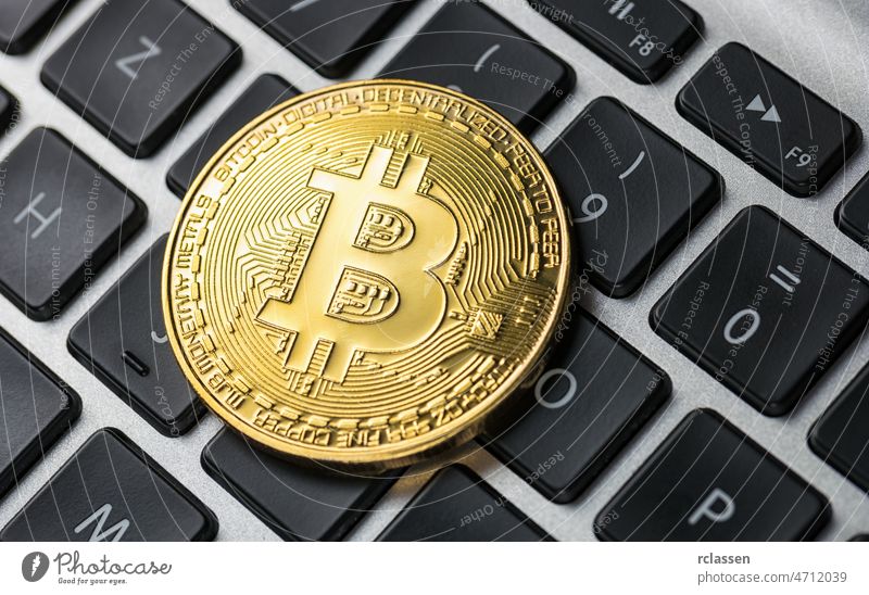 Goldener Bitcoin auf Notebook bitcoin Währung Krypto Geld virtuell gold Meissel Geldmünzen litecoin Business Symbol usw. eth Konzept Keyboard Ethereum Äther