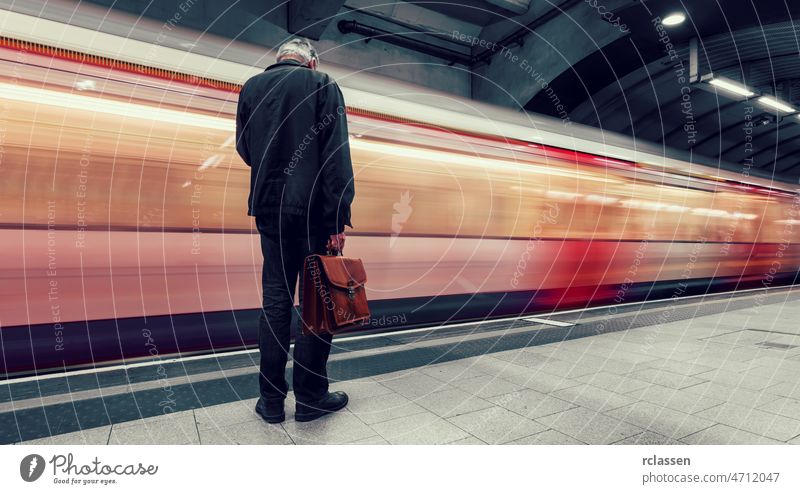 Geschäftspendler, der in der Londoner U-Bahn auf den nächsten Zug wartet unterirdisch Station reisen schnell Verkehr sich[Akk] bewegen England Großbritannien