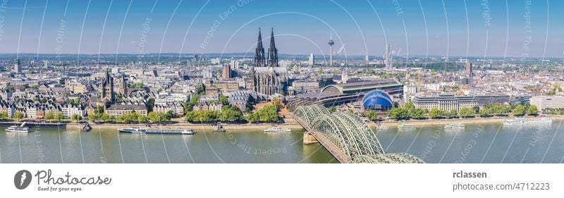 Luftaufnahme von Köln Großstadt Kölner Dom Altstadt Kathedrale Rhein Hohenzollern Deutschland dom Fluss Karneval Architektur Gebäude Kirche Brücke Sommer Europa