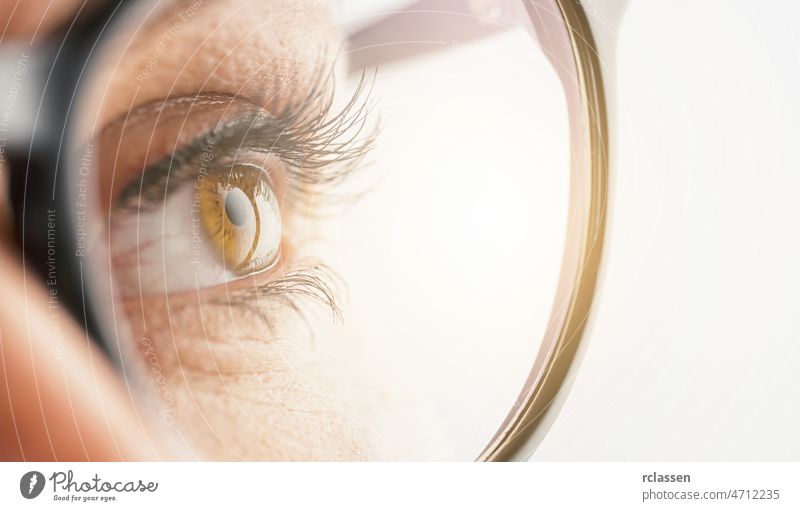 Weibliches Auge mit Brille - Vision Konzeptbild Frau Denken Sehvermögen Fokus Optiker Zweifel Blickfang Regenbogenhaut Aussehen Kosmetik Wimpern Pupille Erfolg