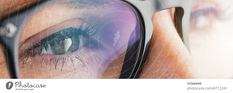 Weibliches Auge mit Brille Großaufnahme Frau Denken Sehvermögen Fokus Optiker Zweifel Blickfang Regenbogenhaut Aussehen Kosmetik Wimpern Pupille Erfolg