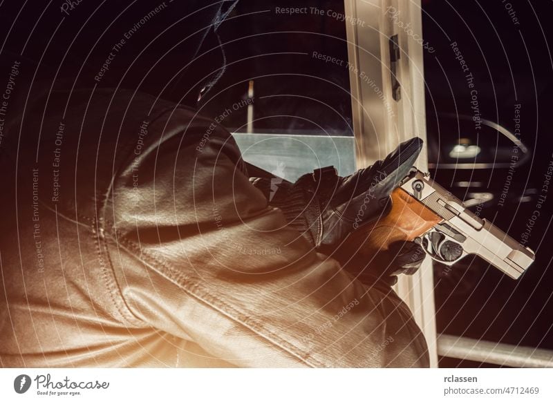 Einbrecher, der eine Waffe aus dem Fenster hält Polizei Appartement stehlen weiß Überfall Werkzeug Hauseinbrecher Konzept Pause ungesetzlich männlich