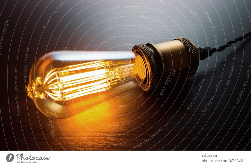 Satz einer Vintage-Glühbirne auf orangem Hintergrund, Weichzeichner.  Glühende Edison-Glühbirne - ein lizenzfreies Stock Foto von Photocase