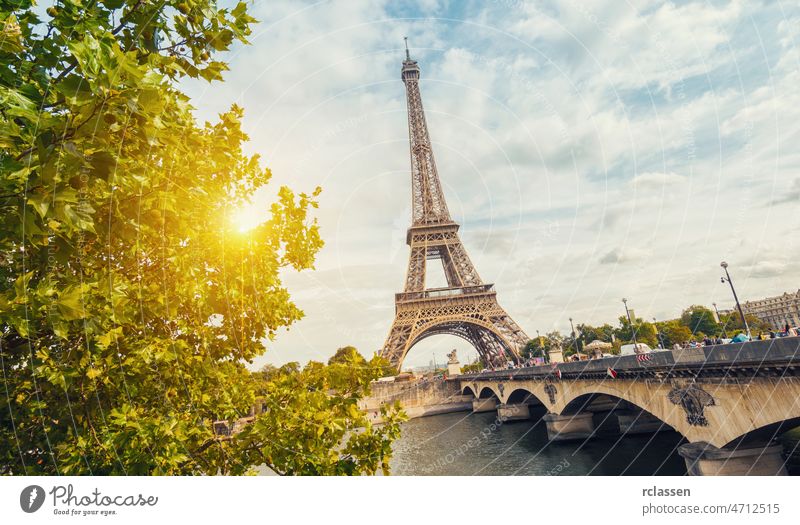 Paris, Eiffelturm bei Sonnenaufgang Turm Skyline Sommer Seine Ansicht reisen romantisch Fluss Großstadt Brücke Szene Wahrzeichen Baum Wasser Tourismus Gebäude