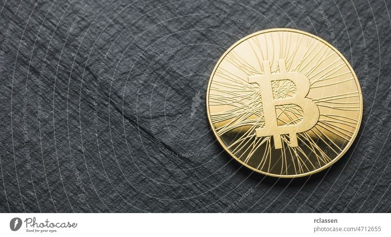 Bitcoin Cash auf einer Schiefertafel schwarz Kryptowährung Zahlung Stein Geld Mine Metall Reichtum E-Business blockchain gold Bargeld bitcoin golden virtuell