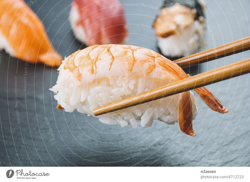 Nigiri-Sushi mit Stäbchen Japanisch Lebensmittel Essstäbchen Teller Sashimi Speise Speisekarte Abendessen rollen Asien frisch roh traditionell geschmackvoll