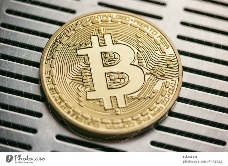 Goldene Bitcoin mit metallischen Hintergrund. konzeptionelles Bild für Kryptowährung. bitcoin Geld virtuell gold Meissel Geldmünzen Business Symbol Konzept