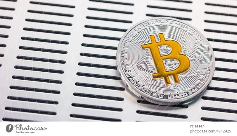 Bitcoin-Finanzsystem wächst Krypto-Währungshype bitcoin Geld virtuell gold Meissel Geldmünzen Business Symbol Konzept Zeichen Metall Wechseln Internet
