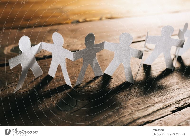 Papier Menschen halten sich an den Händen Teamarbeit Zusammensein Konzept Arbeit Teamwork Familie anketten Hilfsbereitschaft abstrakt konzeptionell Vielfalt