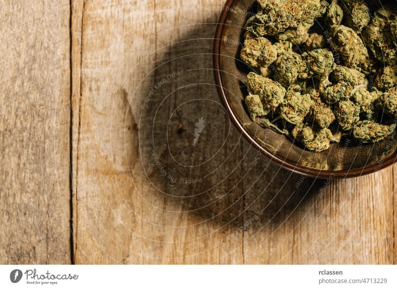 Cannabis CBD Marihuana Weed Dope Knospen auf einem Holztisch Blütenknospen Unkraut Pflanze Ackerbau Hintergrund Erdöl cbd Panzer Medikament Bauernhof ganja Gras