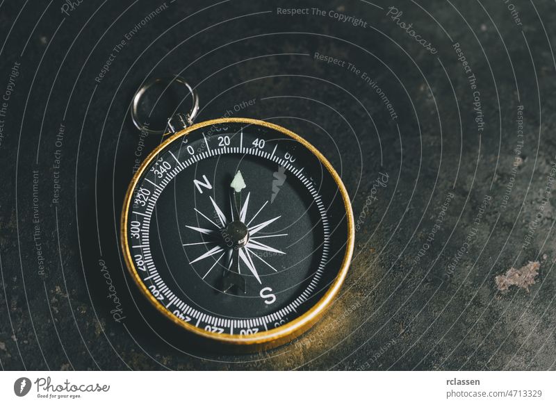 Kompass auf einem Tischkonzept für Richtung, Reise, Führung oder Hilfe erkunden navigieren Anleitung reisen Orientierung Business Antiquität Norden Abenteuer