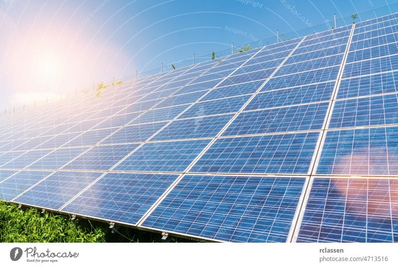 Sonnenkollektoren vor dem tiefblauen Himmel solar Panel Energie Zelle Photovoltaik grün System heimwärts Industrie Erzeuger Sonnenlicht Technik & Technologie