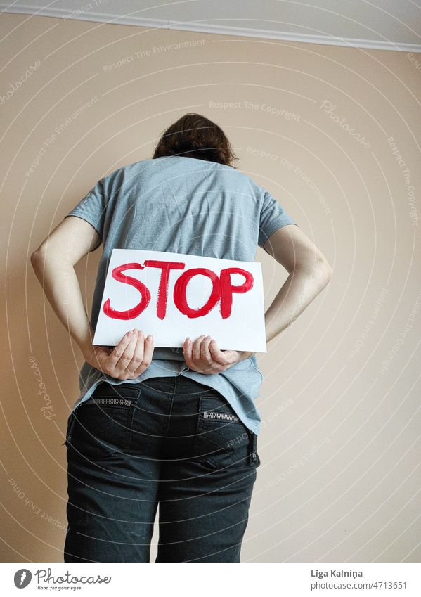 Person hält Stoppschild stoppen Haltestelle Schilder & Markierungen Schriftzeichen Warnschild Wort schreibend Zeichen Beteiligung Klammer anonym Frau