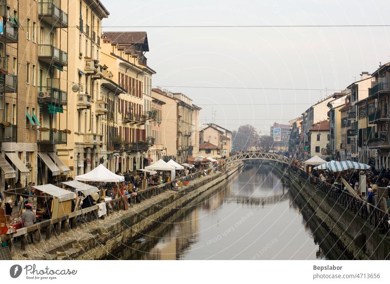 Blick auf den Naviglio, den Flusskanal in Mailand - Italien aqua Kanal Großstadt Cloud Dunkelheit Dock Flotte Markt urban laufen Wasser Gebäude