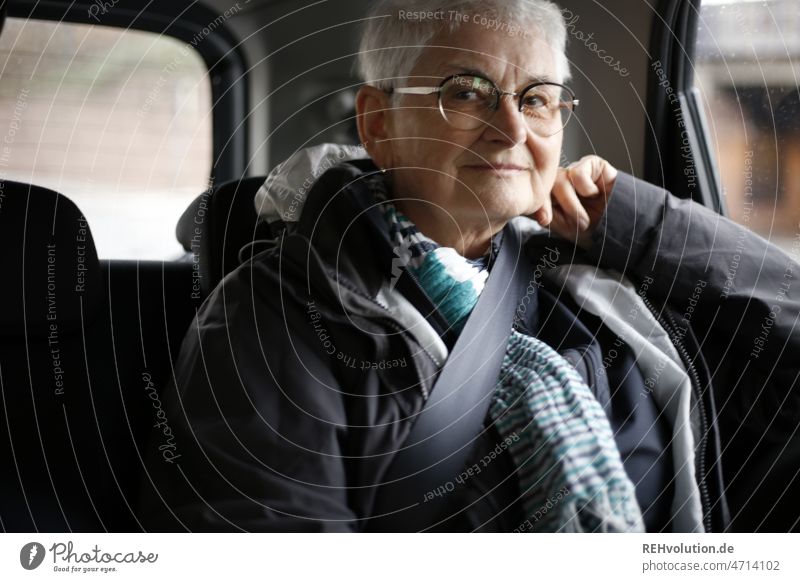 Helgi - Seniorin unterwegs im Auto seniorin Mensch Porträt Rentnerin 60 und älter Weiblicher Senior Großmutter Leben Autofahren anschnallen Anschnallgurt