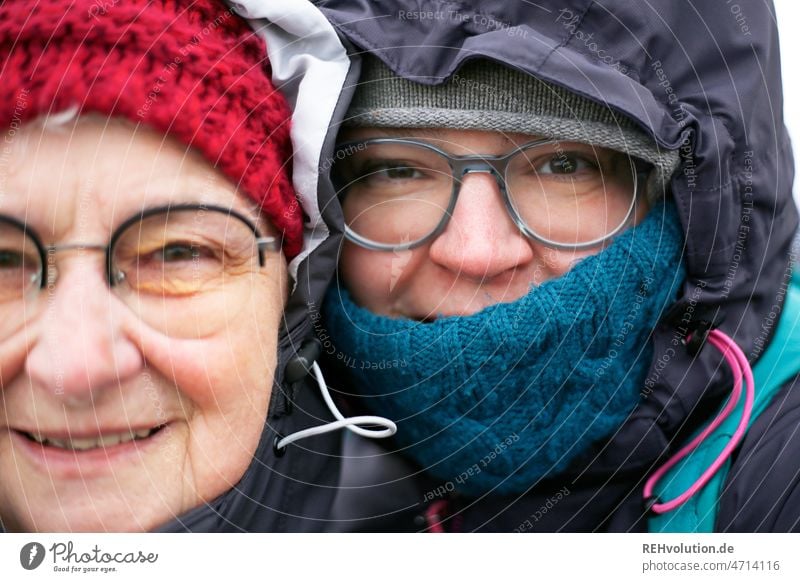 Mutter und Tochter im Winter Beziehung Familie & Verwandtschaft Porträt Gesichter Nahaufnahme Mütze Kapuze kalt kalte jahreszeit kalte Temperatur eiskalt