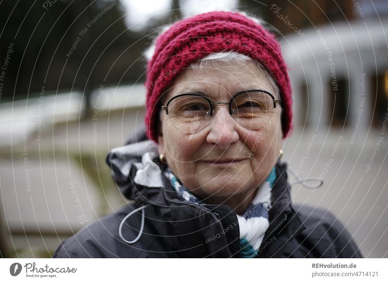 Portrait einer Seniorin mit Mütze Porträt Weiblicher Senior 60 und älter Mensch Brille weißhaarig Erwachsene Frau alt Großmutter grauhaarig Winter natürlich