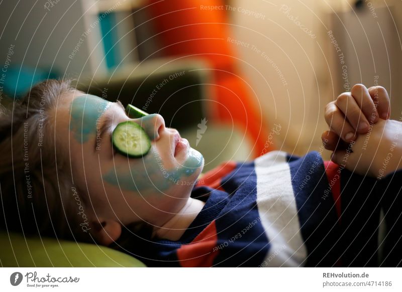 Wellness-Kind mit Gurken und Maske entspannung Ruhe Kindheit Junge Gurkenscheibe Schönheit Gesicht Gesundheit schön Porträt Entspannung Wohlgefühl ruhig Spa