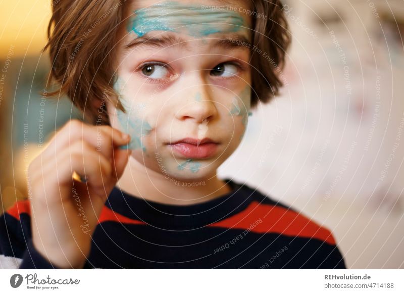 Kind entfernt eine Gesichtsmaske aus dem Gesicht Kindheit Junge entspannung Schönheit Maske Körperpflege Erholung schön Porträt Farbfoto Prävention Vorbeugung