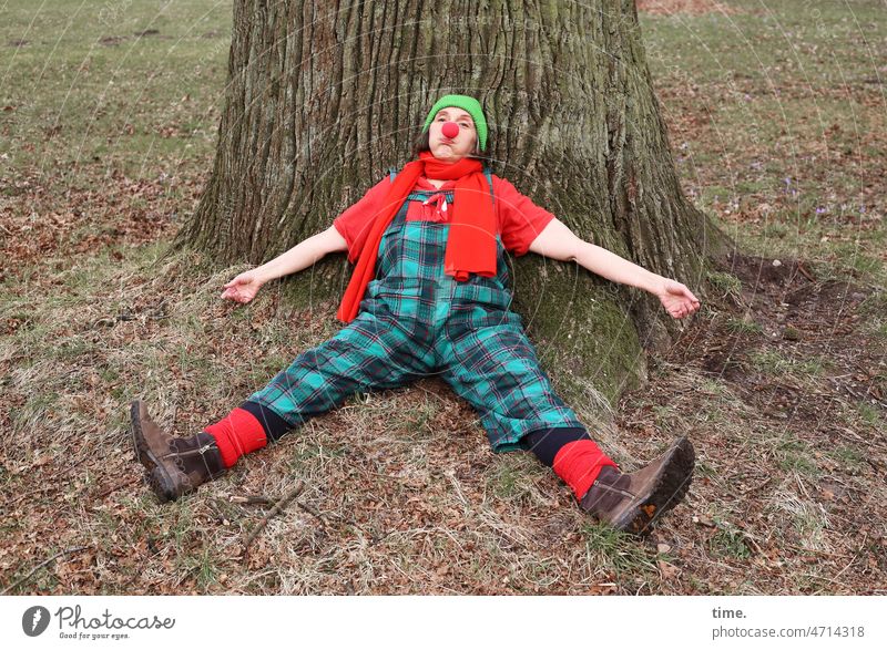 Kunstpause | Clowns im Park (3) clown Mimik erschöpft baumstamm frau Portrait schauspieler wiese sitzen ausruhen Clownskostüm