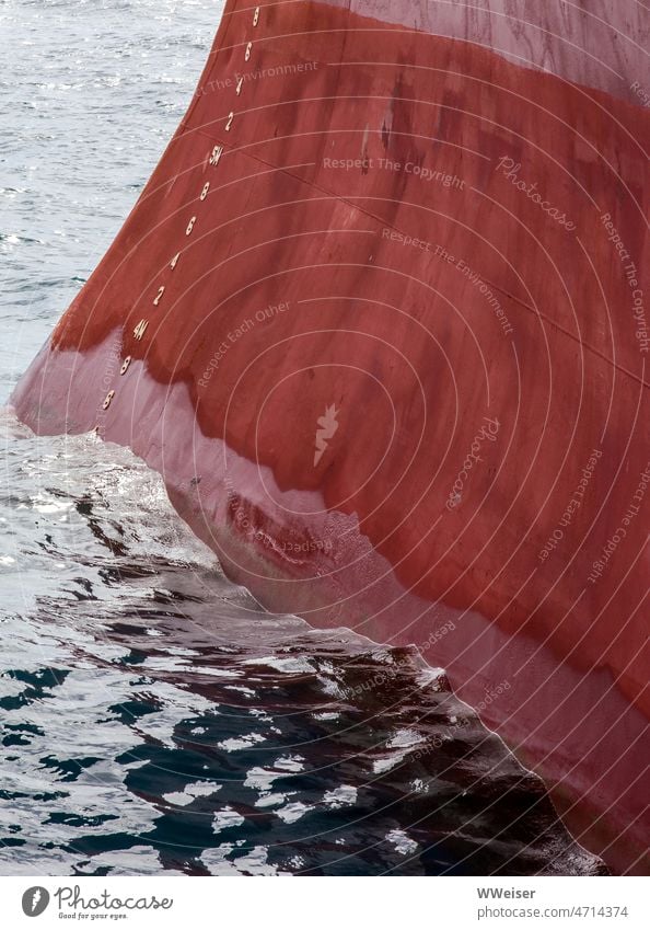Ein riesiges Schiff, von sanften Wellen umspült Wasser Boot Meer Abenteuer Freiheit Transport Riese Ozean Marina Hafen Wasserstand nautisch Verkehr reisen Farbe
