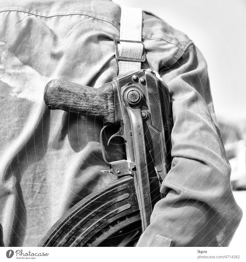 Konzept der Sicherheit und des Schutzes von Gewehr und Rücken Soldat Uniform Militär Hand Waffe Armee Krieg Krieger Anschlag Kommando Gefecht Kriegsführung Halt