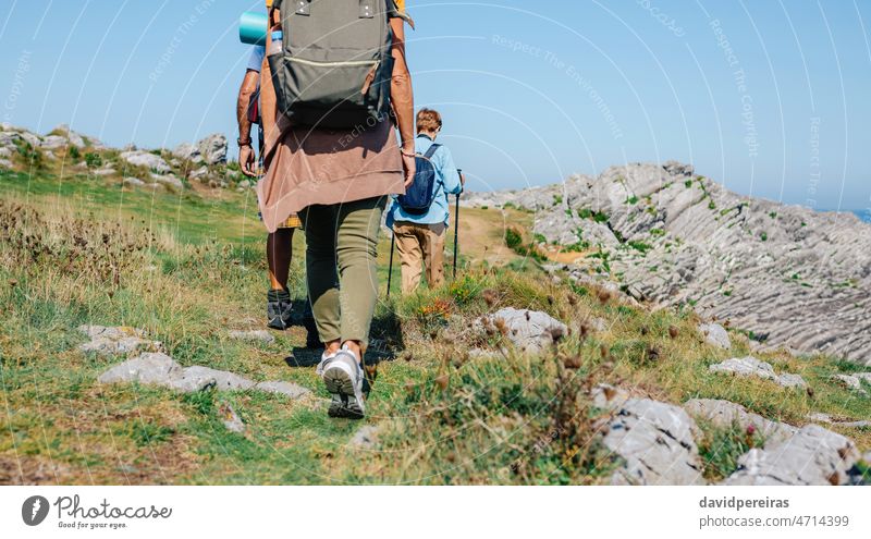 Unerkennbare Gruppe von Menschen beim Trekking im Freien unkenntlich Menschengruppe Rücken Rucksack Bein Fuß wandern Textfreiraum Spaziergang reif Natur Felsen