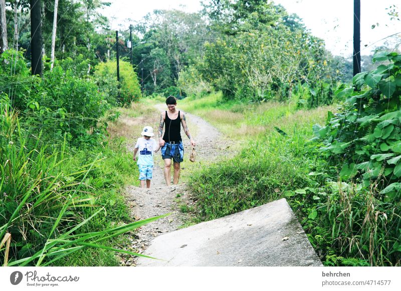 wir zwei gegen den rest der welt Geborgenheit Wege & Pfade Urwald Kindheit Regenwald Costa Rica Außenaufnahme Junge Natur Familie & Verwandtschaft Fernweh