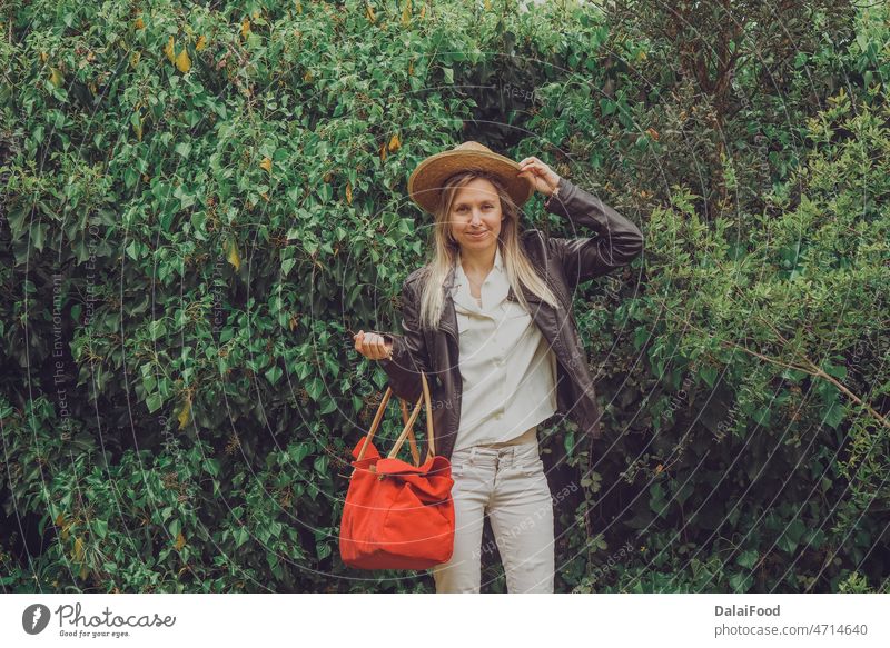 Mädchen mit rotem Koffer freut sich auf die Ferien Erwachsener attraktiv Hintergrund Tasche Gepäck schön Konzept Mode Frau Glück Feiertag Reise Lifestyle