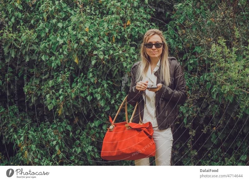 Mädchen mit rotem Koffer freut sich auf den Urlaub Erwachsener Abenteuer attraktiv Hintergrund Tasche schön Emotion grau Wanderer wandern Feiertag Reise Model