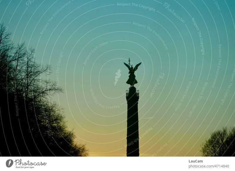 Die Goldelse bestaunt den Sonnenuntergang aus perfekter Position Siegessäule Dämmerung blaue Stunde romantisches Licht Berlin Hauptstadt Denkmal Tiergarten