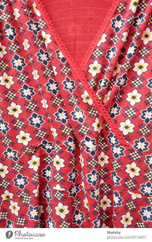 Leichtes rotes Sommerkleid mit Blumenmuster im Stil der Fünfziger Jahre und Sechziger Jahre im Sommer auf dem Flohmarkt bei den Golden Oldies in Wettenberg Krofdorf-Gleiberg bei Gießen in Hessen
