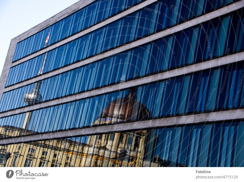 In den Scheiben der Fassade des Neubaus spiegelt sich der Fernsehturm in Berlin. Glas Fenster Fensterscheibe Architektur Haus Gebäude modern