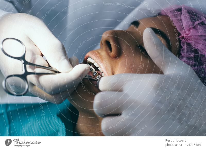 Eine junge Patientin nimmt an einer zahnärztlichen Untersuchung in der Zahnarztpraxis teil. Pflege Karriere cary Frau Kaukasier Stuhl Klinik Konzept gut machen