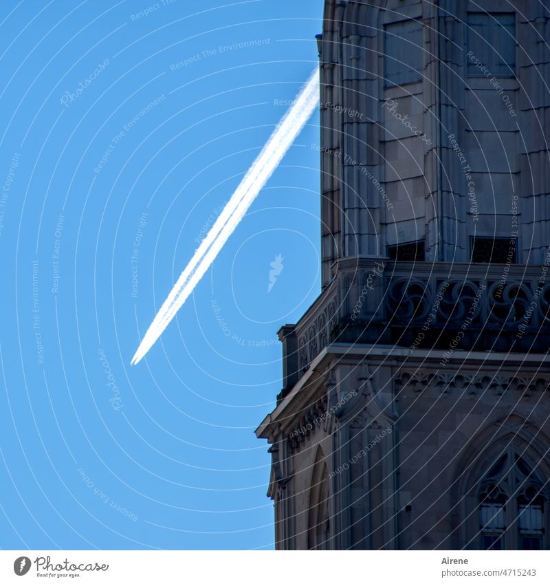 Kirche ent-geistert? Kondensstreifen Blauer Himmel Turm Froschperspektive Silhouette blau hoch historisch Bauwerk Münster Schönes Wetter Türme Turmfassade weiß