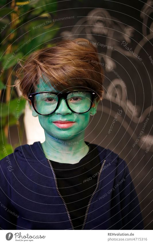 Kind verkleidet als Professor Hulk grün Verkleidung Karneval Karnevalskostüm Kostüm Schminke Gesicht Junge Fasching Brille Nerd nerdig hulk superheld Comic