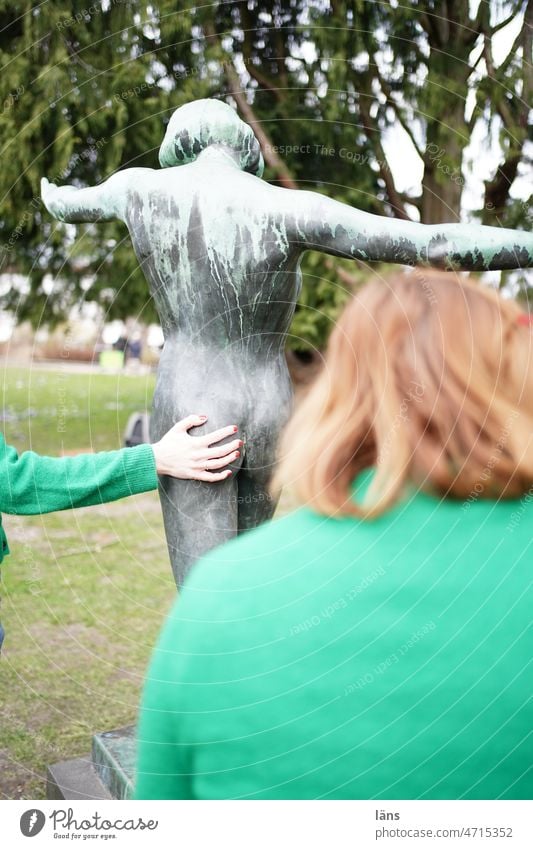 Kunstgenuss Frauen Park Statue Rückansicht handauflegen Skulptur Außenaufnahme Mensch Denkmal Po