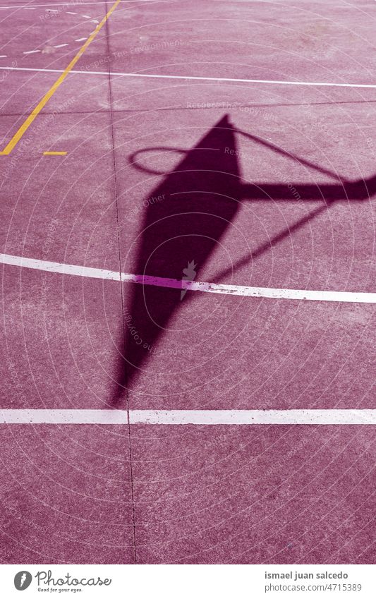Silhouette auf dem Pink Street Basket Court Basketball Korb Straßenkorb Reifen Schatten Sonnenlicht Boden Gericht Feld Stock Sport Gerät Spiel Konkurrenz