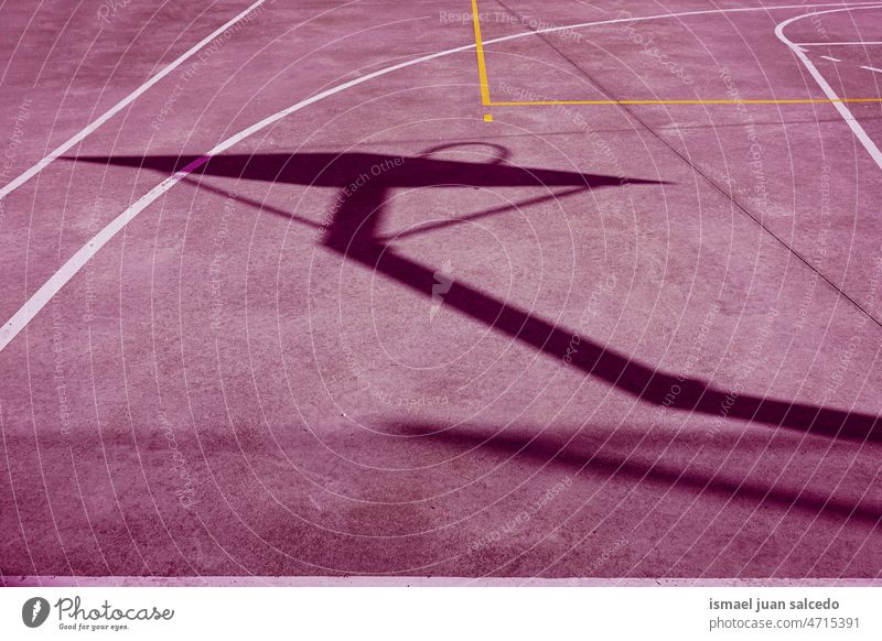 Hoop-Silhouette auf dem Pink Street Basket Court Basketball Korb Straßenkorb Reifen Schatten Sonnenlicht Boden Gericht Feld Stock Sport Gerät Spiel Konkurrenz