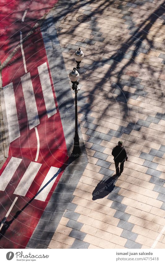 Fußgänger auf der Straße beim Besuch der Stadt Bilbao, Spanien Tourist Tourismus Person Menschen menschlich Schatten Silhouette Boden im Freien Großstadt urban
